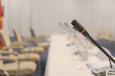 İş konfeksiyonu sırasında konferans salonunda mikrofonlar ve monitörler