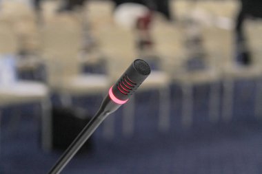 İş konfeksiyonu sırasında konferans salonunda mikrofonlar ve monitörler