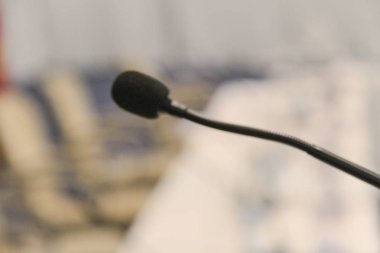 İş konfeksiyonu sırasında konferans salonunda mikrofonlar ve monitörler