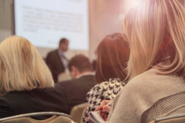 Arka planda film alkışlaması ve düzenleme odası