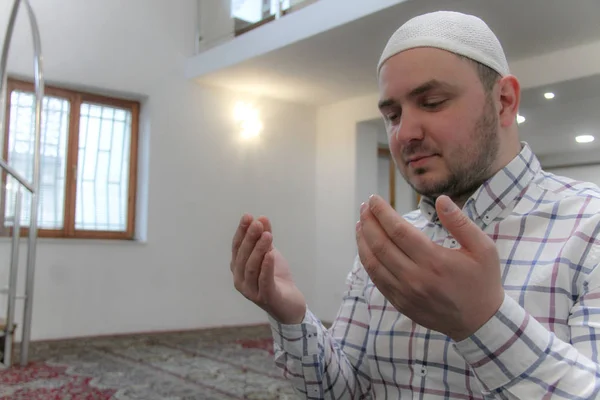 Young muslim man praying inside of beautiful mosque — Stock Photo, Image