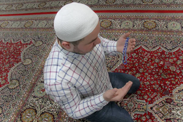 Young muslim man praying inside of beautiful mosque — Stock Photo, Image