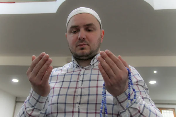 Νεαρός μουσουλμάνος προσεύχεται μέσα σε όμορφο τζαμί — Φωτογραφία Αρχείου
