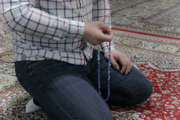 Jeune homme musulman priant à l'intérieur de la belle mosquée — Photo