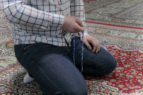 Jeune homme musulman priant à l'intérieur de la belle mosquée — Photo