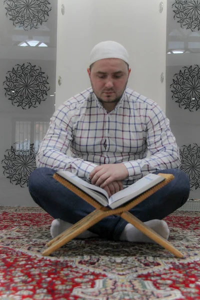 Νεαρός μουσουλμάνος ανάγνωση του Quran - ιερό βιβλίο των μουσουλμάνων — Φωτογραφία Αρχείου