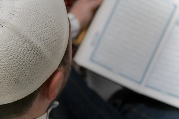 Młody człowiek muzułmańskich czytanie Koranu - świętej księgi muzułmanów — Zdjęcie stockowe