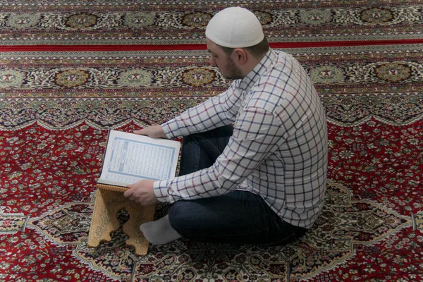 꾸 란-이슬람교도의 거룩한 책을 읽는 젊은 무슬림 남자 — 스톡 사진
