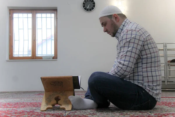 Jeune musulman lisant le Coran - livre sacré des musulmans — Photo