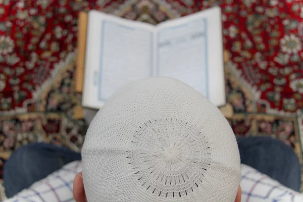 Jovem muçulmano lendo o Alcorão - livro sagrado dos muçulmanos — Fotografia de Stock