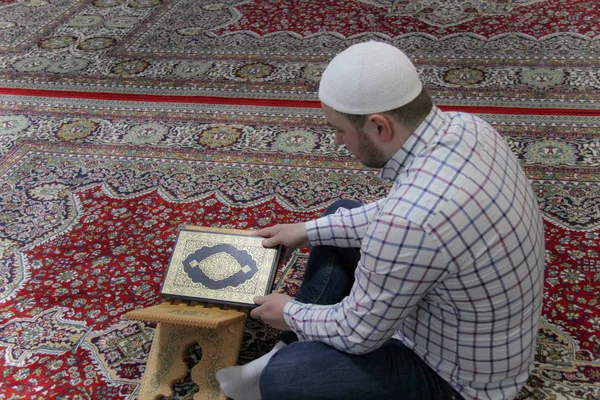 Jeune musulman lisant le Coran - livre sacré des musulmans — Photo