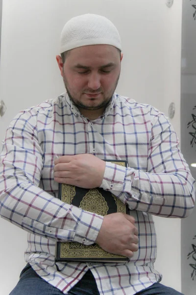 Joven musulmán leyendo el Corán - libro sagrado de los musulmanes — Foto de Stock