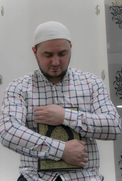 Moslim jongeman lezen van de Koran - heilige boek van moslims — Stockfoto