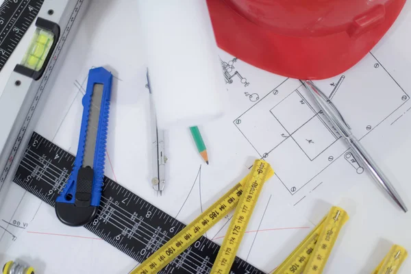 Mesa de escritório de arquitetura, mesa de mesa com ferramentas de construção, r — Fotografia de Stock