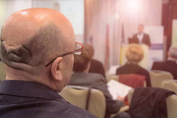 Ondernemers tijdens videoconferentie in conferentieruimte — Stockfoto