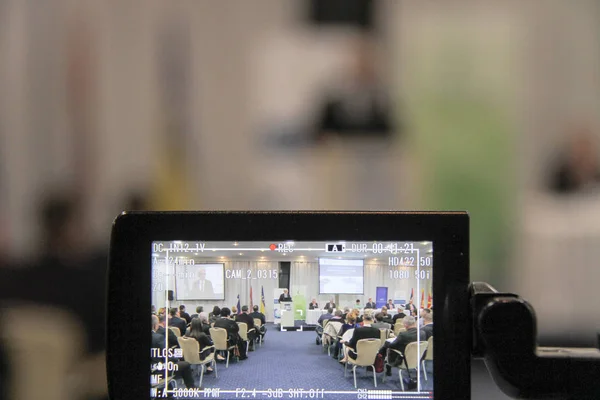 Zakenmensen Tijdens Videoconferentie Zittend Vergaderzaal Zaal — Stockfoto