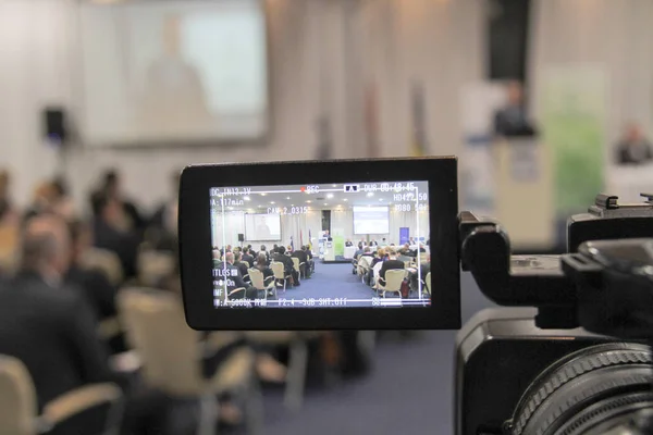 Zakenmensen Tijdens Videoconferentie Zittend Vergaderzaal Zaal — Stockfoto