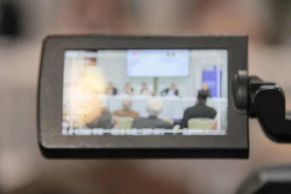 Zakenmensen Tijdens Videoconferentie Zittend Vergaderzaal Zaal — Stockfoto