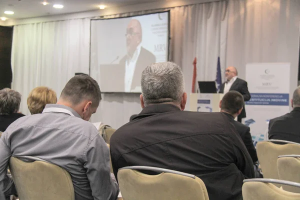 Zakenmensen Tijdens Videoconferentie Zittend Vergaderzaal Zaal — Stockfoto