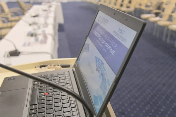 Vista frontal dos microfones durante conferência de negócios em conf — Fotografia de Stock