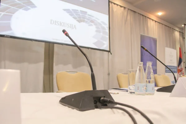 Microfones e monitores na sala de conferências durante a reunião de negócios — Fotografia de Stock