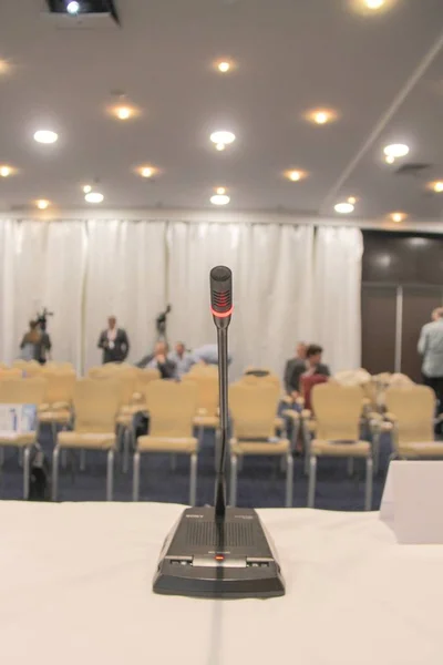 商务会议期间，会议厅内使用麦克风和监视器 — 图库照片