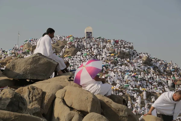 MECCA, SAUDI ARABIA, sSeptember 2016., Muslims at Mount Arafat (o — стоковое фото