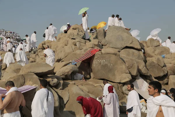 MECCA, SAUDI ARABIA, sSeptember 2016., Muslims at Mount Arafat (o — стоковое фото