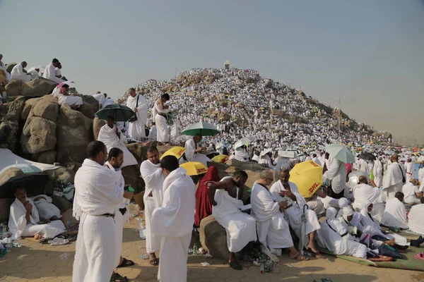 MECCA, SAUDI ARABIA, sSeptember 2016., Muslims at Mount Arafat (o — стоковое фото