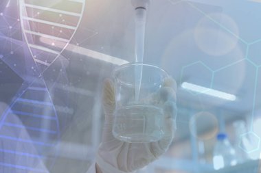 Genç bayan bilim adamı laboratuarda deneyler yapıyor, yakın plan.