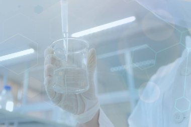 Genç bayan bilim adamı laboratuarda deneyler yapıyor, yakın plan.