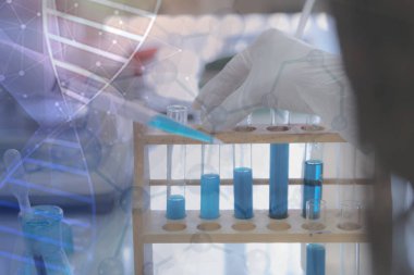 Genç Afrikalı kadın laboratuvar bilim adamı. Laboratuarda birlikte çalışıyorlar.