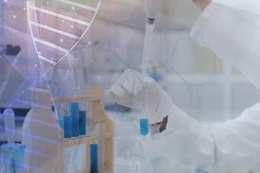 Genç Afrikalı kadın laboratuvar bilim adamı. Laboratuarda birlikte çalışıyorlar.