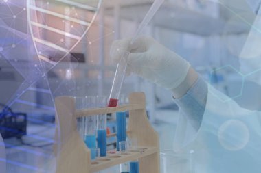 Laboratuvarda deney tüpleriyle çalışan genç bir bilim adamı.