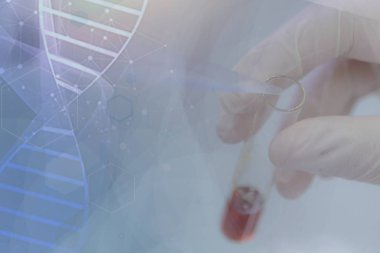 Laboratuvarda deney tüpleriyle çalışan genç bir bilim adamı.