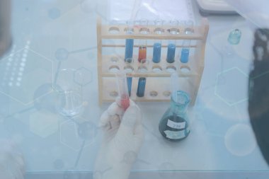 Laboratuvarda deney yapan iki genç bilim adamı.