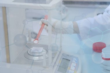 Kimya laboratuvarında askorbik asit ağırlığı.