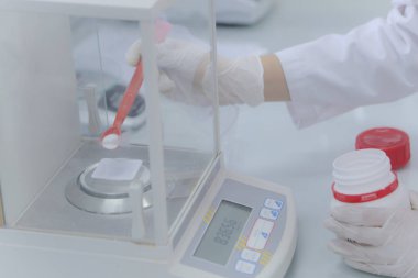 Kimya laboratuvarında askorbik asit ağırlığı.