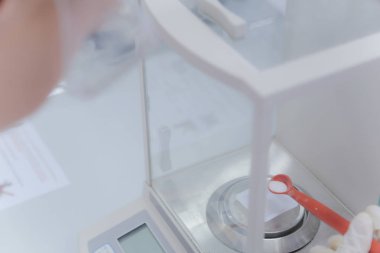 Kimya laboratuvarında askorbik asit ağırlığı.