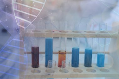 Kadın araştırma bilim adamı kullanır Micropipette test dolum ben tüpler