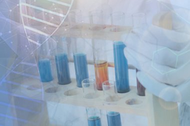 Kadın araştırma bilim adamı kullanır Micropipette test dolum ben tüpler