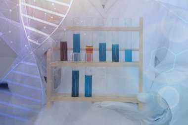 Kadın araştırma bilim adamı kullanır Micropipette test dolum ben tüpler