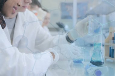 Genç Afrikalı kadın laboratuvar bilim adamı. Laboratuarda birlikte çalışıyorlar.