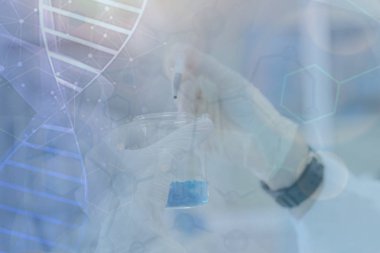 Genç Afrikalı kadın laboratuvar bilim adamı. Laboratuarda birlikte çalışıyorlar.