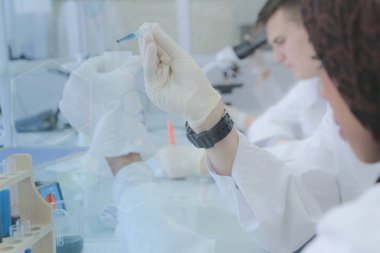 Laboratuvarda t ile çalışan çok ırklı bilim adamları grubu