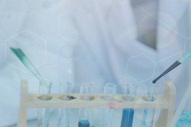 Laboratuvarda deney yapan iki genç erkek bilim adamı.