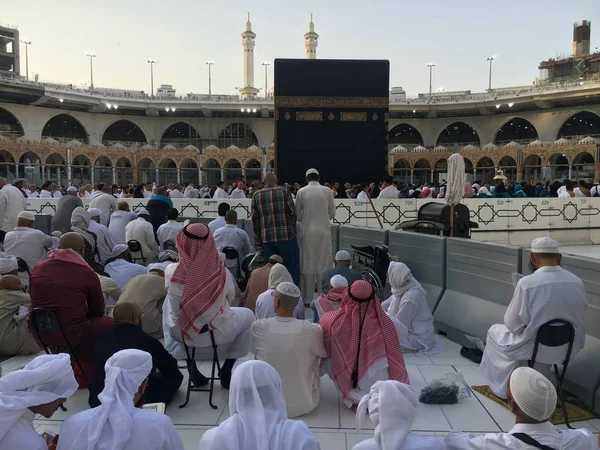 MECCA, SAUDI ARABIA, settembre 2016 - Pellegrini musulmani provenienti da tutto il mondo si sono riuniti per esibirsi Umrah o Hajj alla moschea Haram alla Mecca . — Foto Stock