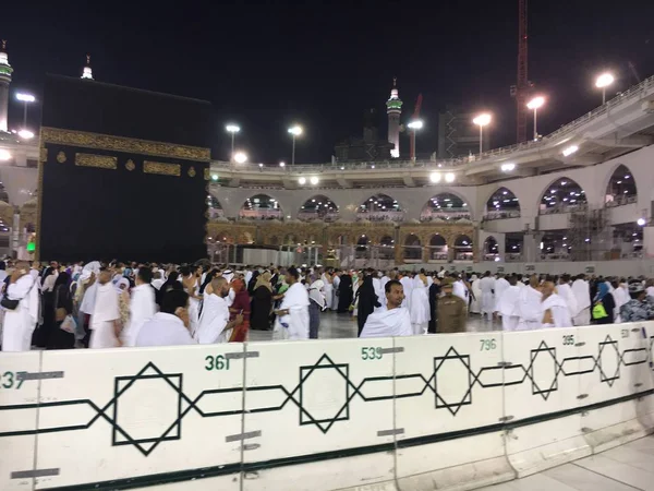 Mecca, Saudi-Arabië, September 2016 - moslim pelgrims van over de hele wereld verzameld of uit te voeren Umrah Hajj in de moskee Haram in Mekka. — Stockfoto