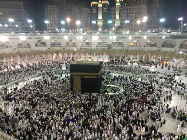 MECCA, SAUDI ARABIA, setembro de 2016 - Peregrinos muçulmanos de todo o mundo se reuniram para realizar Umrah ou Hajj na Mesquita Haram em Meca . — Fotografia de Stock