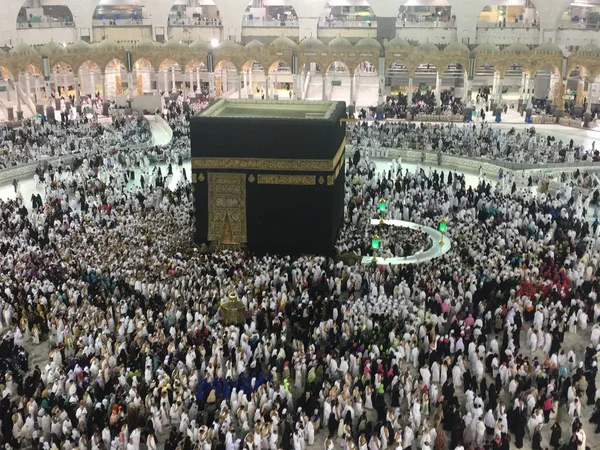 MECCA, SAUDI ARABIA, setembro de 2016 - Peregrinos muçulmanos de todo o mundo se reuniram para realizar Umrah ou Hajj na Mesquita Haram em Meca . — Fotografia de Stock